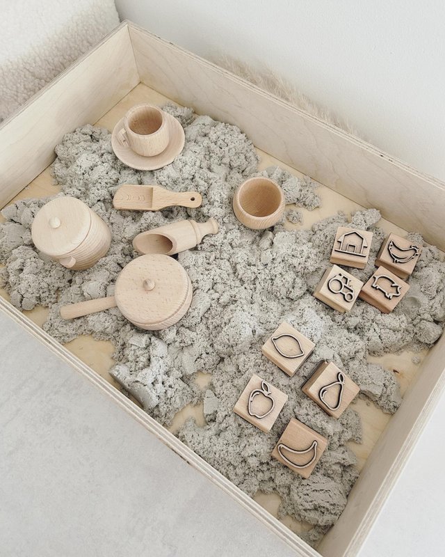 Caja de juegos sensoriales de madera · tu logo