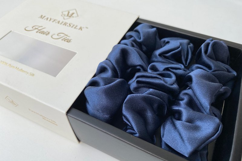 Midnatsblå silke scrunchies sæt