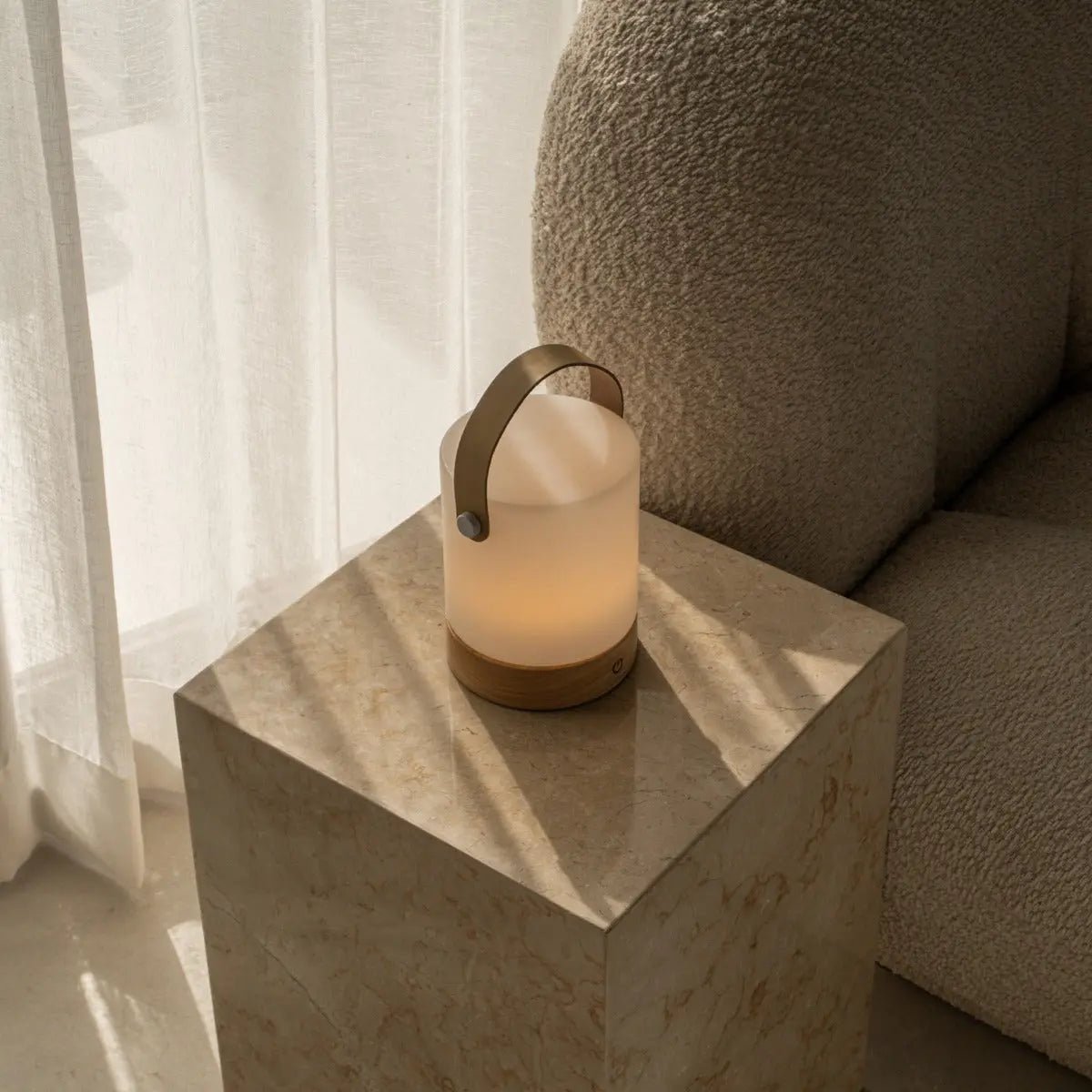 Avery Hellbraune wiederaufladbare Tischlampe aus Holz