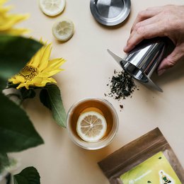 Stainless steel tea strainer with lid