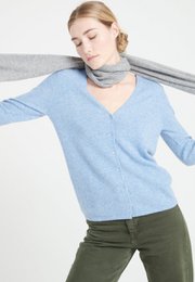 LILLY 7 Himmelblå figursyet cardigan i kashmir med V-hals