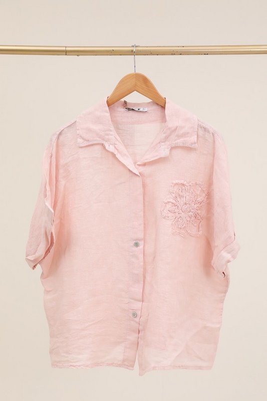 Camicia con un riferimento di fiori di lino. 20341