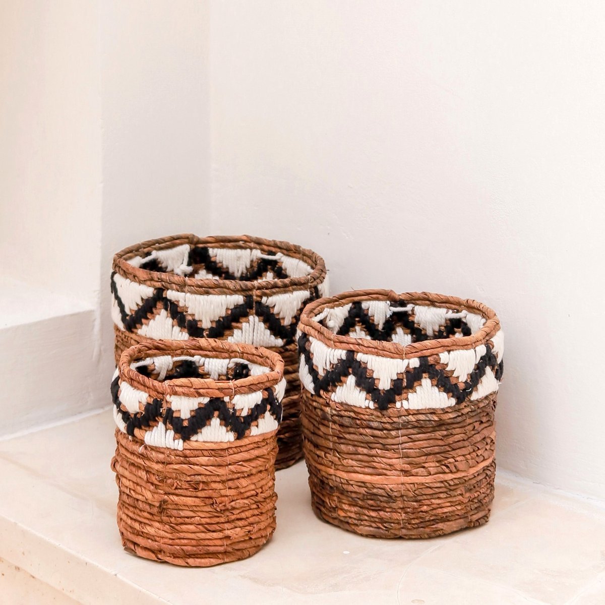 Cesta pequeña redonda para plantas o como cesta de almacenamiento | Cesta Boho Tejida SADARA con Patrón Macramé
