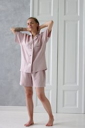  Linen loungewear set in a soft pink color, available in sizes XS/S, M/L, and XL/XXL. The set includes a top with long sleeves and shorts, perfect for relaxing at home.