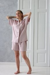 Linen loungewear set in a soft pink color, available in sizes XS/S, M/L, and XL/XXL. The set includes a top with long sleeves and shorts, perfect for relaxing at home.