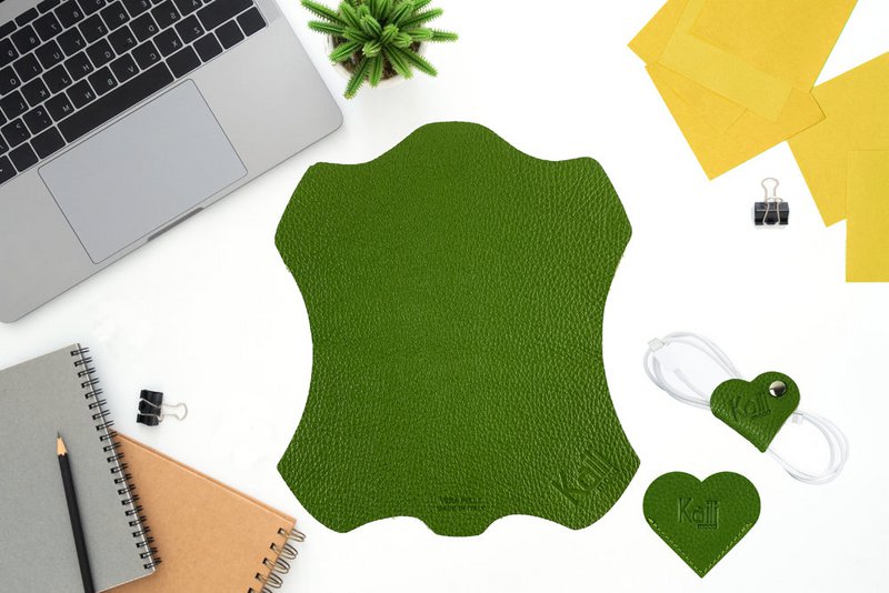 K0038EB | Marcapáginas de corazón Made in Italy en piel genuina plena flor, grano dólar - Color verde - Dimensiones: 6 x 5,5 x 0,5 cm - Embalaje: fondo rígido/tapa Caja de regalo