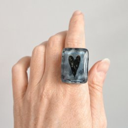 Großer Herzring in rechteckiger Glasform, bequem verstellbare Größe