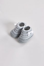 Pakke med 10 baby booties strikket med bue LC670