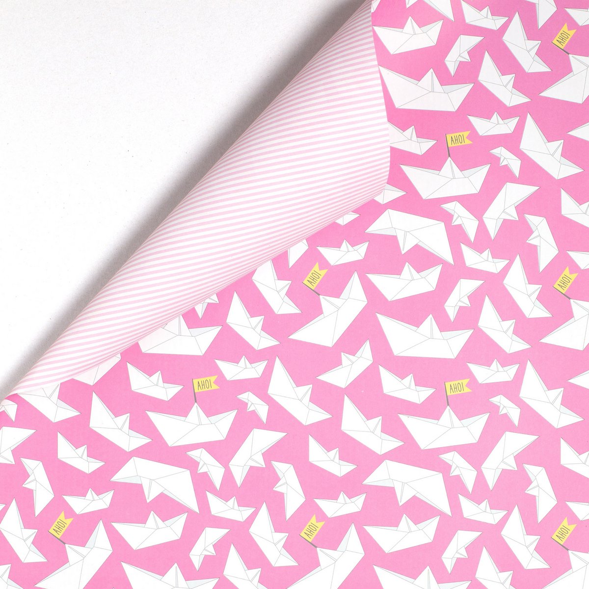 Pink indpakningspapir med papirbåde og striber - lyserødt indpakningspapir med papirbådmønster, ideelt til børns fødselsdag, dåb, fødsel.