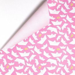 Pink indpakningspapir med papirbåde og striber - lyserødt indpakningspapir med papirbådmønster, ideelt til børns fødselsdag, dåb, fødsel.