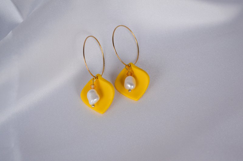 Leyla hoop earrings in yellow