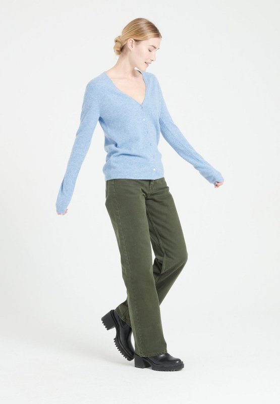 LILLY 7 Himmelblå figursyet cardigan i kashmir med V-hals