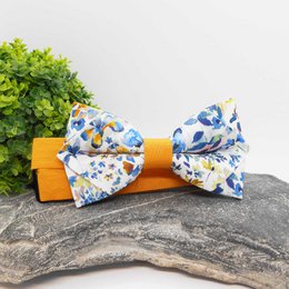 Pointed Butterfly Knot Liberty Felda Cornflower og hendes karryring af Herrera Valera