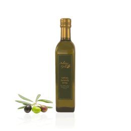 Extra virgin olive oil, 0.5 liter, harvest 2021. Green glass bottle with olive oil and olives on a slate board against a stone wall background.
The image shows a bottle of extra virgin olive oil, labeled as 0.5 liter and harvest 2021. The bottle has a golden cap and is made of green glass. Next to the bottle, there are some fresh olives on a slate board, along with what appears to be some other food items. The background is a stone wall, providing a rustic and natural setting for the olive oil and its accompaniments.
