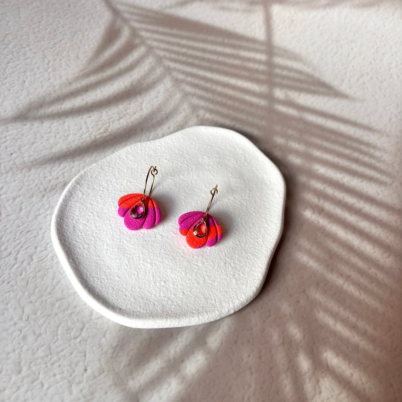 Secret Shell – Muschelohrringe in Orange, Fuchsia und Gold