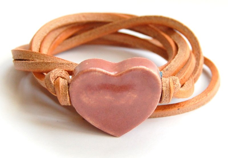 Pulsera de cuero natural de cordón con corazón rosa viejo