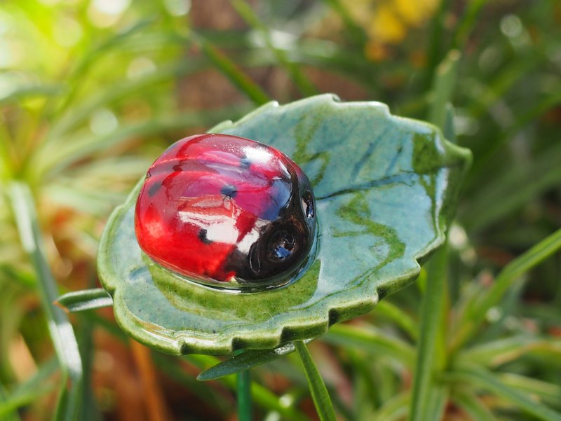 Ladybug on leaf planter ceramic 4 cm
