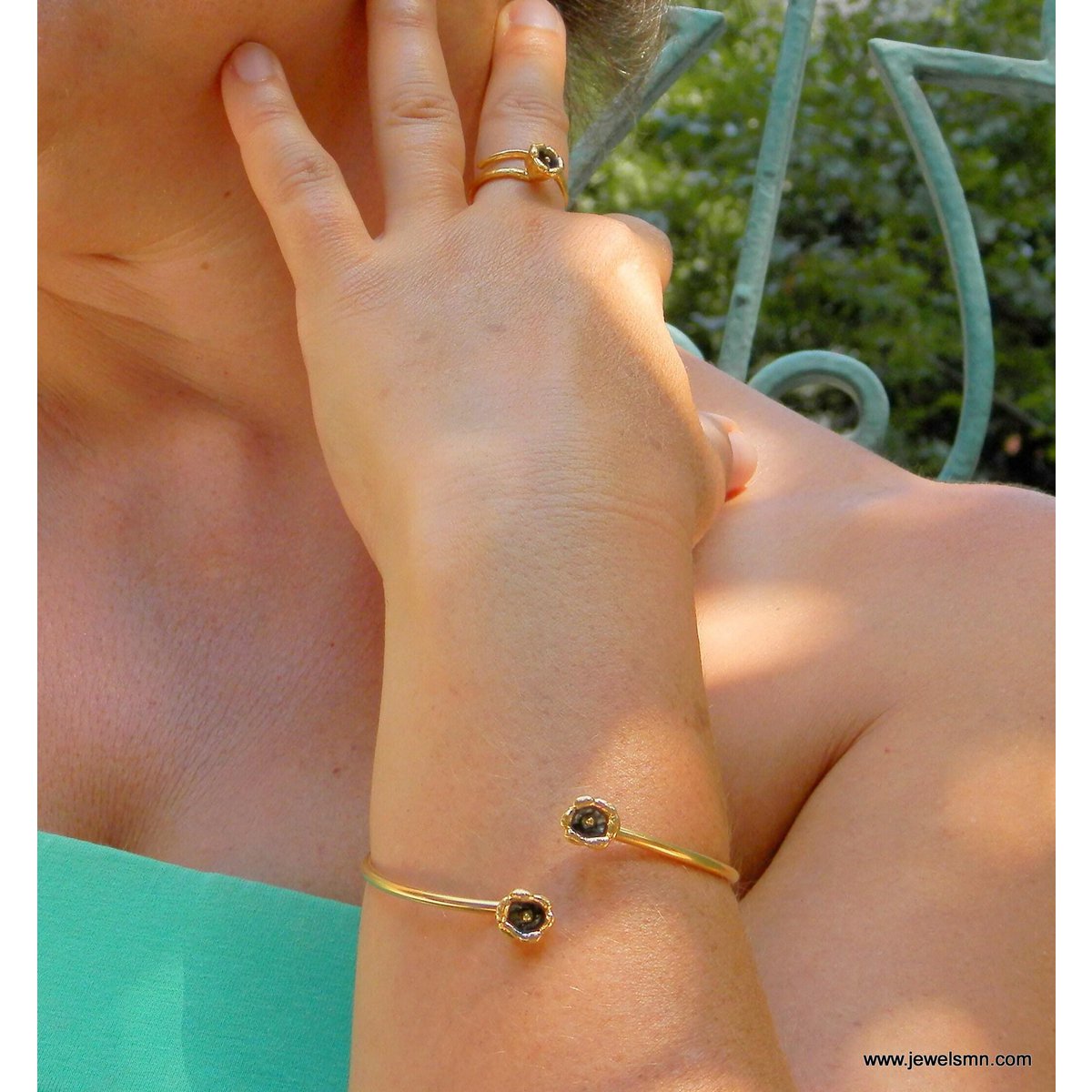 Lily Flower armmanchetarmband: 14K verguld gerecycled messing
