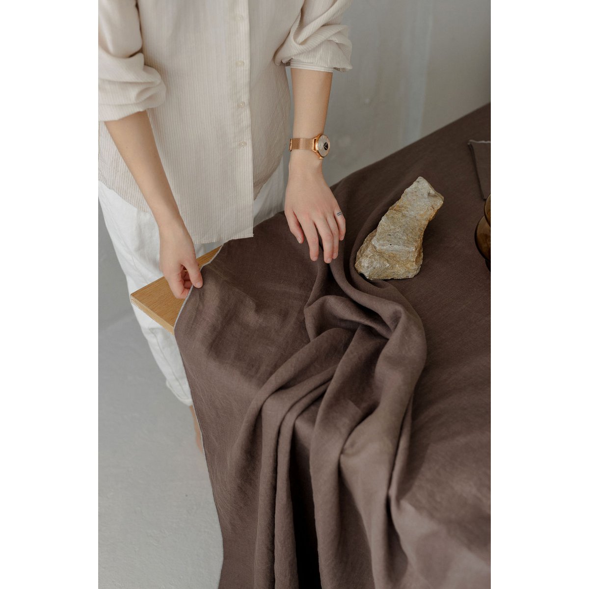 Linned dug med kontrastdetaljer Stone & Cacao Brown -330x145cm