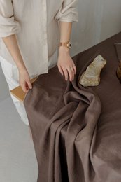 Linned dug med kontrastdetaljer Stone & Cacao Brown -330x145cm