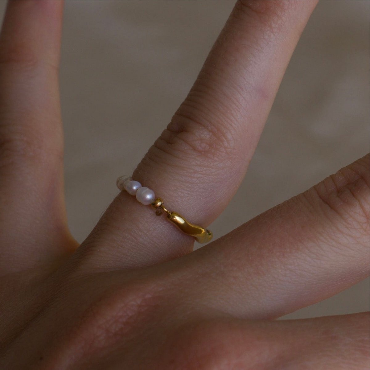Hubert – Strukturierter Ring mit halber Perle und halb goldenem Band
