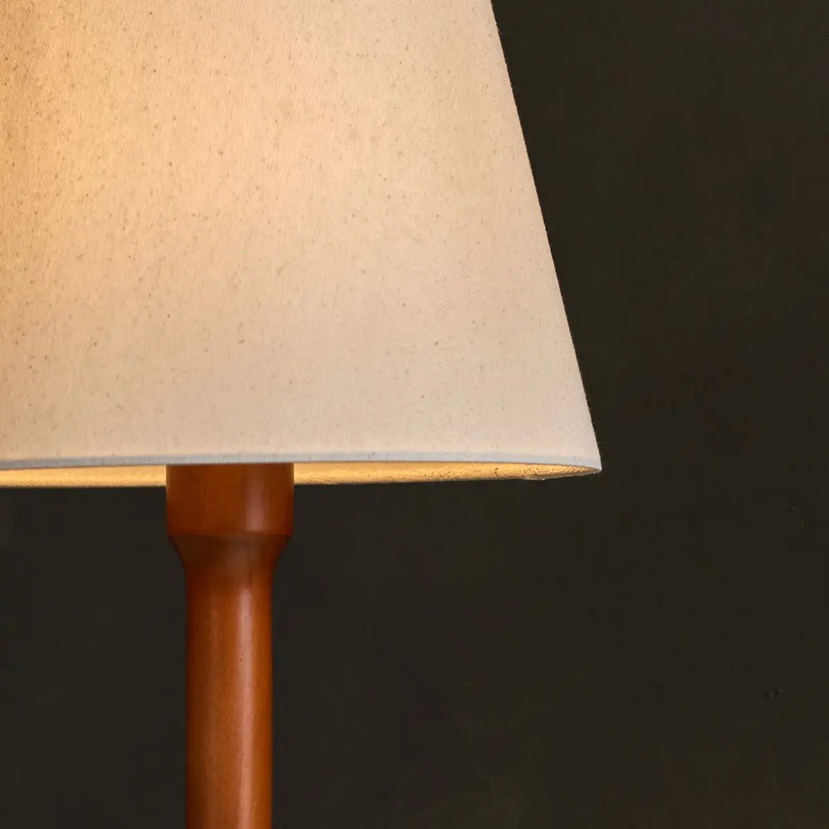 Lámpara Nova de madera marrón castaño