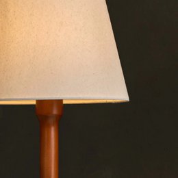 Nova kastanjebrun trælampe