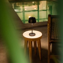 Anton Schwarze wiederaufladbare Tischlampe