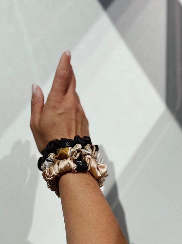 SU SILK SCRUNCHIE small