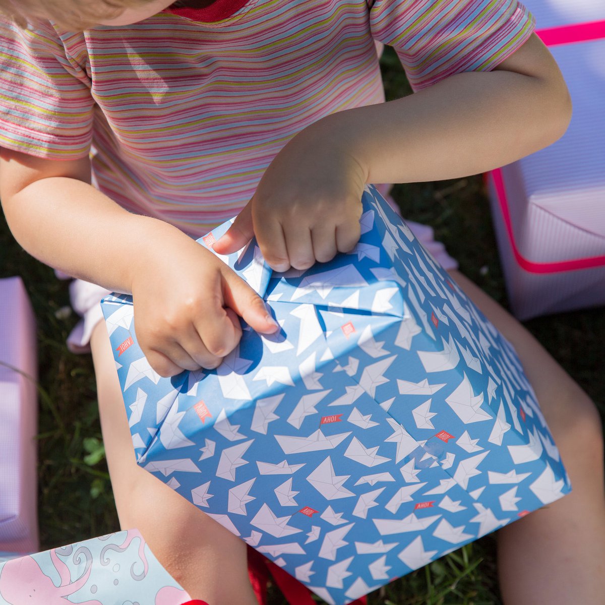 Blauw inpakpapier met papieren boten en strepen - lichtblauw inpakpapier met papieren bootpatroon, ideaal voor kinderverjaardag, doop, geboorte.