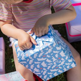 Blauw inpakpapier met papieren boten en strepen - lichtblauw inpakpapier met papieren bootpatroon, ideaal voor kinderverjaardag, doop, geboorte.