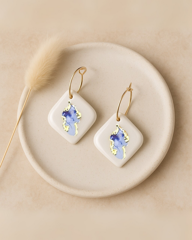 Pendientes llamativos hechos a mano en color crema y azul | Atelier Niyaa