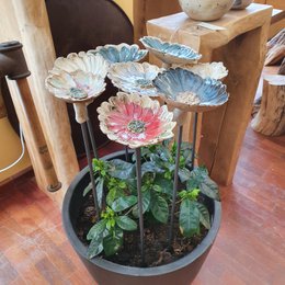 Blossom dream, D= 13 - 16 cm, blandede farver, havepæle, blomst, håndarbejde, keramik, unik, stentøj, gave, bryllup, fødselsdag