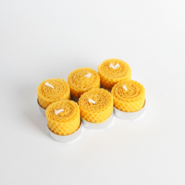 Natural beeswax tealight candles, set of 6 pieces, yellow in color, round and cylindrical shape.