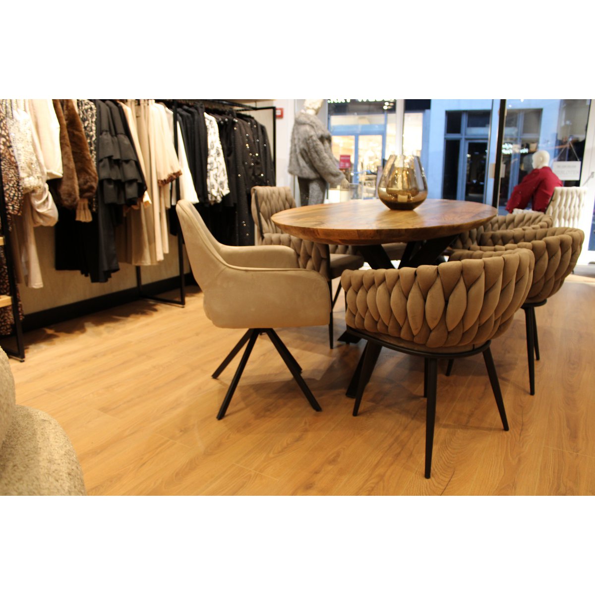 Chaise de salle à manger Nova rotative à 360 degrés en velours sable taupe