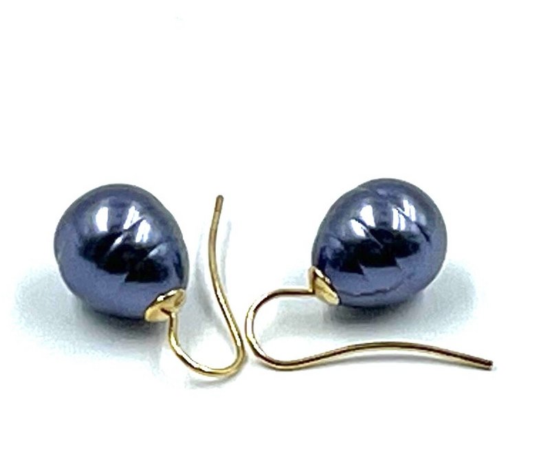 Pearl earrings dark submarine blue