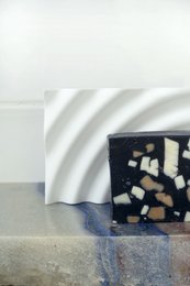 Mydelniczka wykonana z perłowo-białego materiału PET pochodzącego z recyklingu
