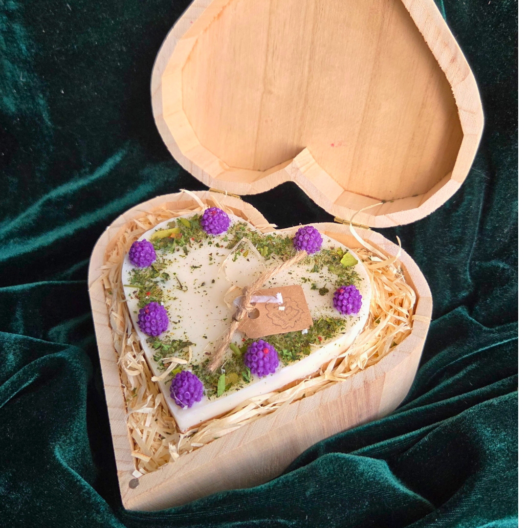 Herz-Geschenkbox, großes Herz mit Brombeeren