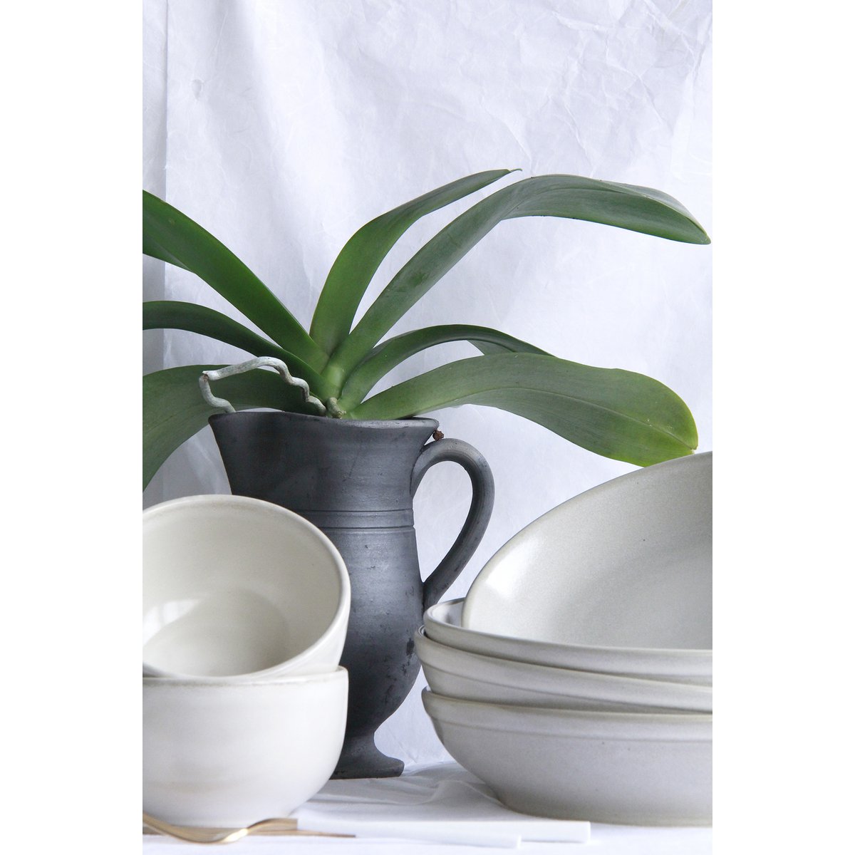 miska mlecznobiałej glazury ceramicznej medium
