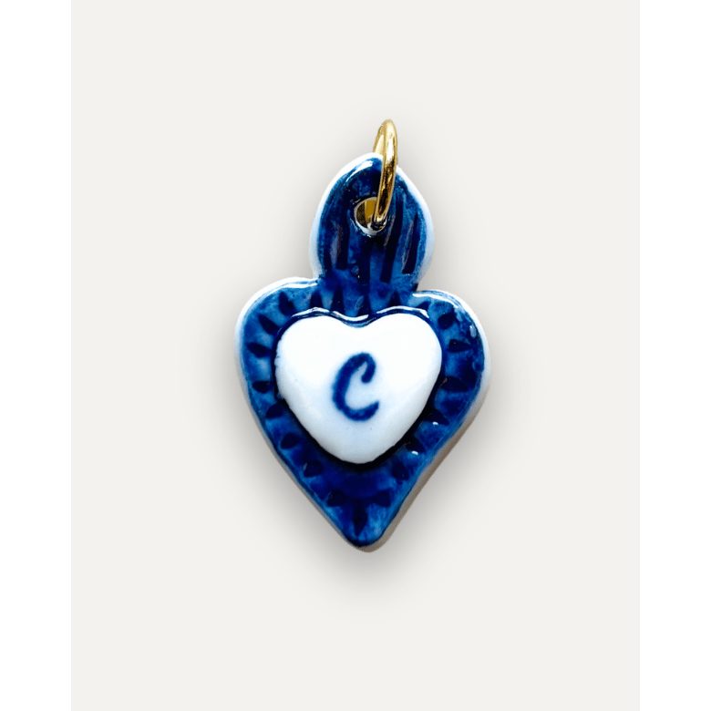 Charms - Porcelanowy wisiorek w kształcie niebieskiego serca - Litera C
