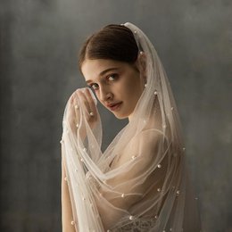 Velo de novia largo catedral con perlas y flores de encaje