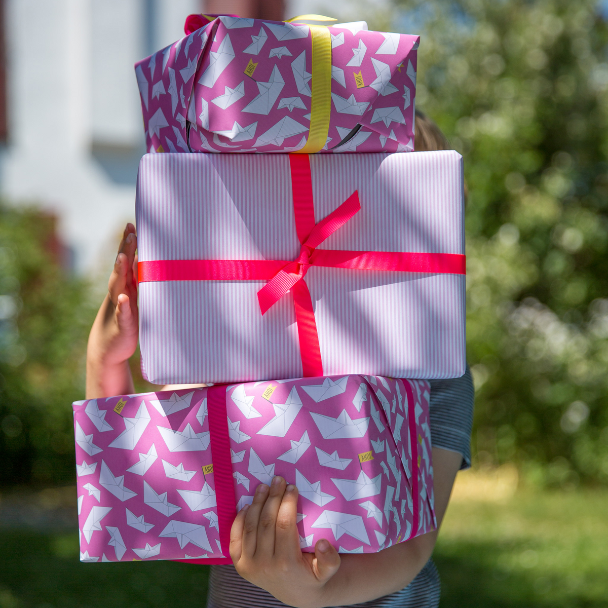 Pink indpakningspapir med papirbåde og striber - lyserødt indpakningspapir med papirbådmønster, ideelt til børns fødselsdag, dåb, fødsel.