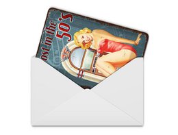 Pocztówka blaszana retro 10x14 cm Kobieta zagubiona w latach 50. z ozdobnym napisem na pudełko z juty