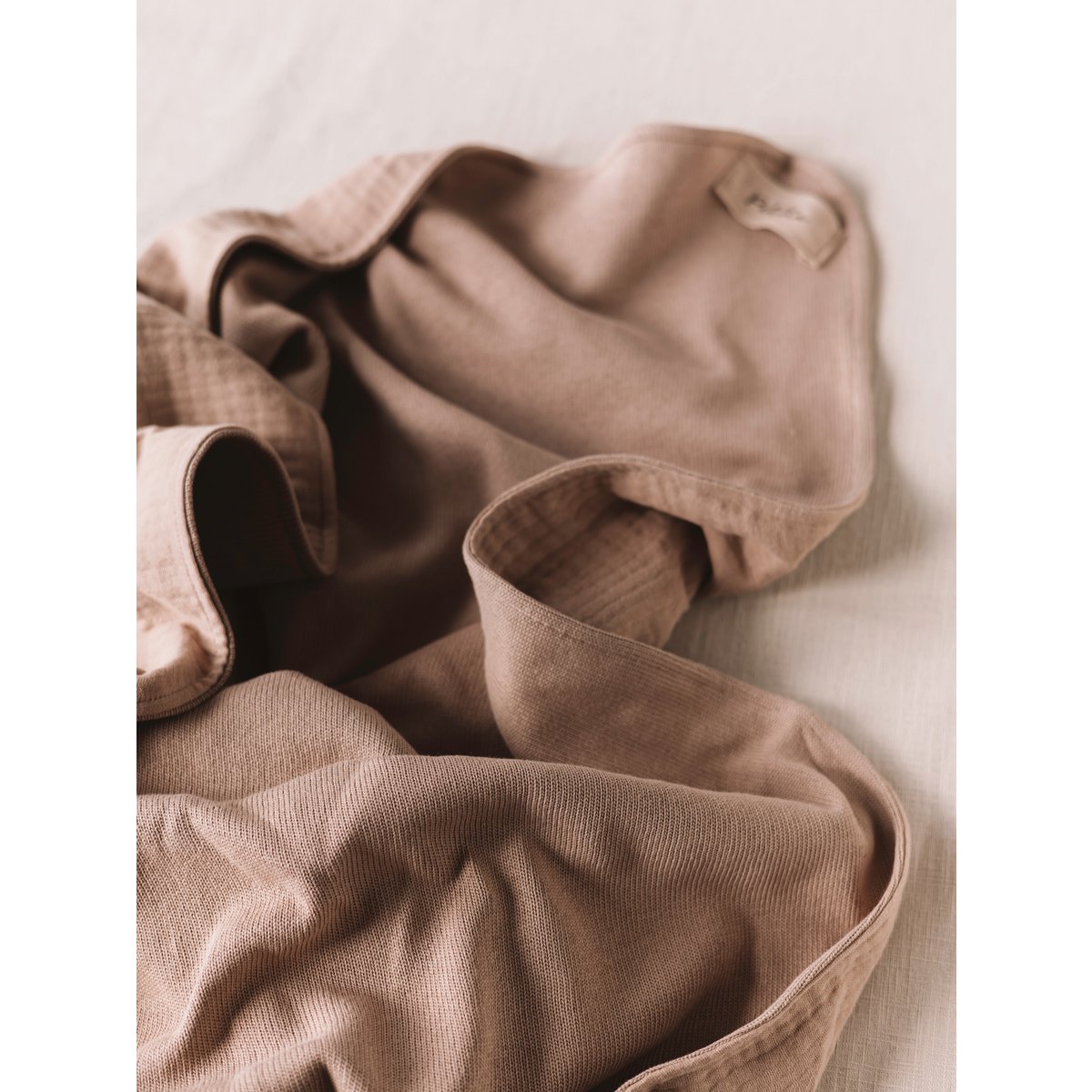 Gebreide + mousseline deken / donkerbeige