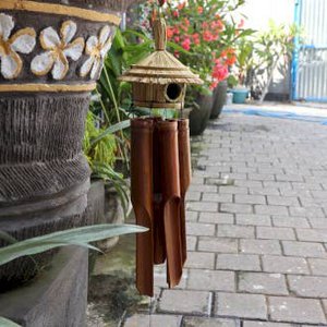 Großer runder Vogelkasten aus Seegras mit Glockenspiel, 56 x 20 cm