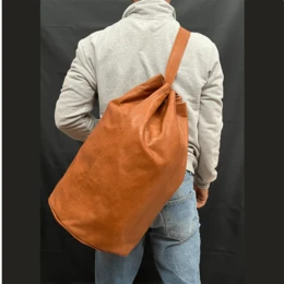 Handgefertigte zylindrische Reisetasche aus Leder – Die Athlete & Voyager-Serie
