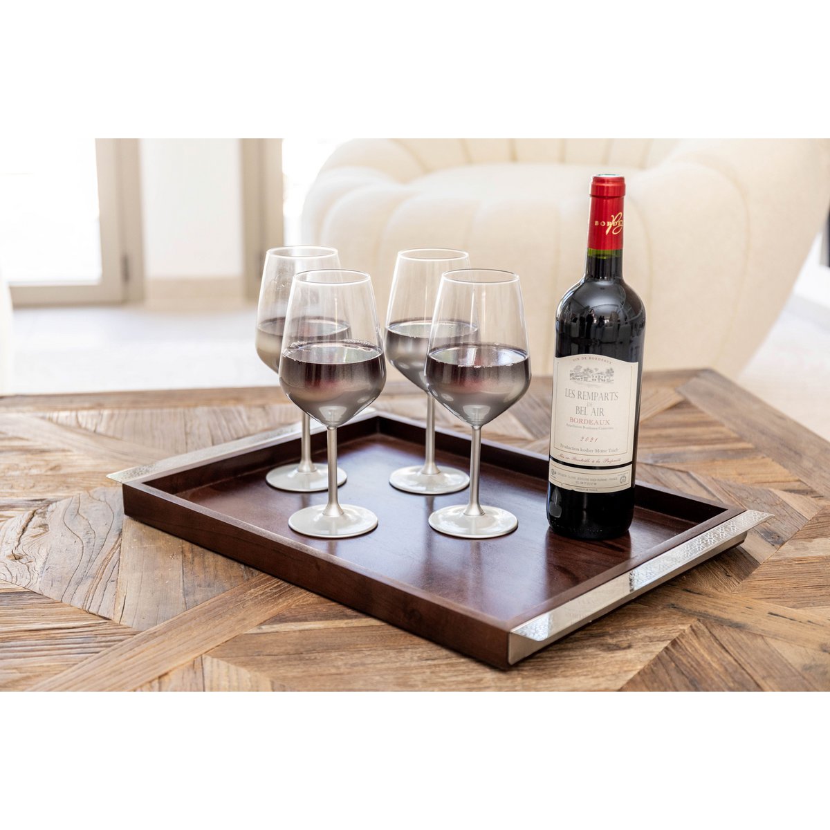 Bandeja de madera rectangular con manijas de metal de plata 44x33cm