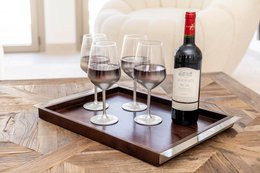 Bandeja de madera rectangular con manijas de metal de plata 44x33cm