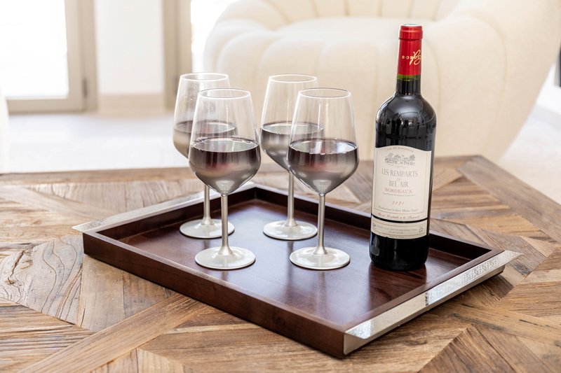 Bandeja de madera rectangular con manijas de metal de plata 44x33cm