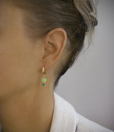 Orecchini a cerchio placcati in oro 18 carati e farfalla verde peridoto